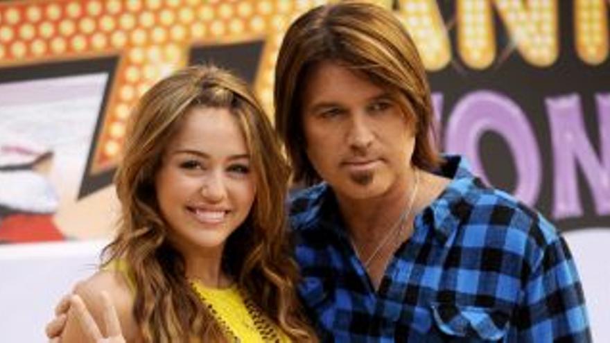 El padre de Miley Cyrus dice que la serie ''Hannah Montana'' destrozó su  familia