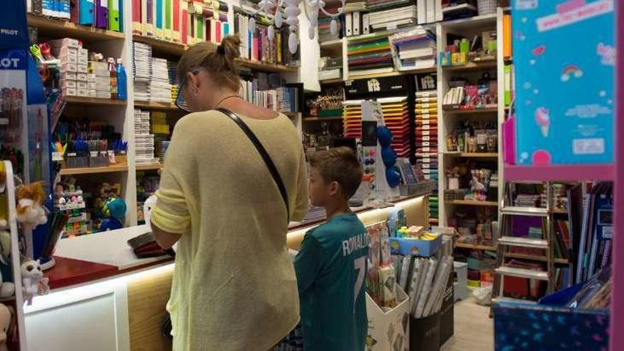 Compras para la vuelta al cole en una librería local.