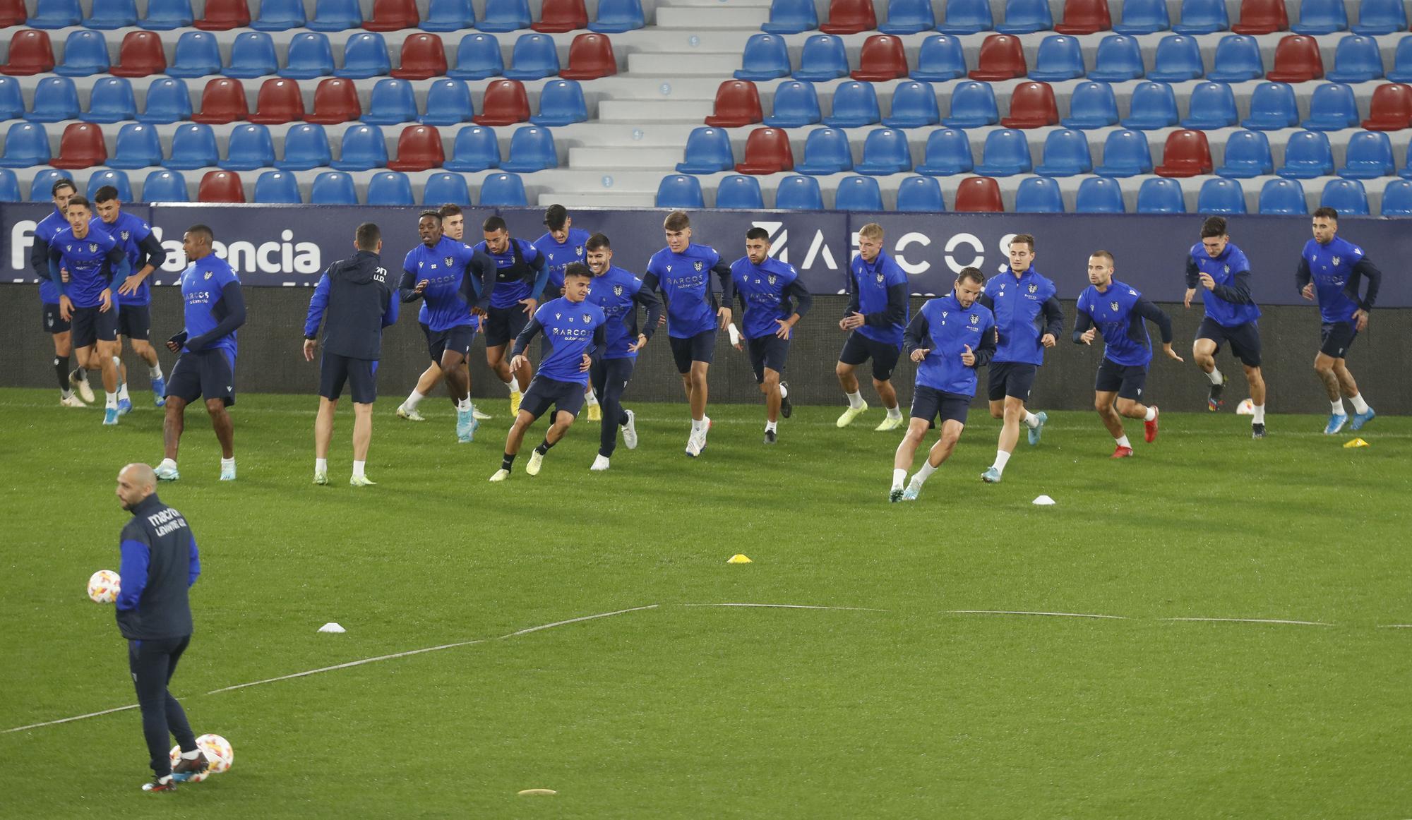 El Levante UD entrena en el Ciutat antes de viajar a Olot