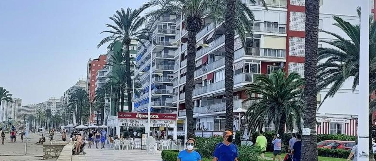 Grandes bloques de apartamentos situados a primera línea de la playa de Cullera en una imagen tomada desde su kilométrico paseo marítimo. | JOAN GIMENO