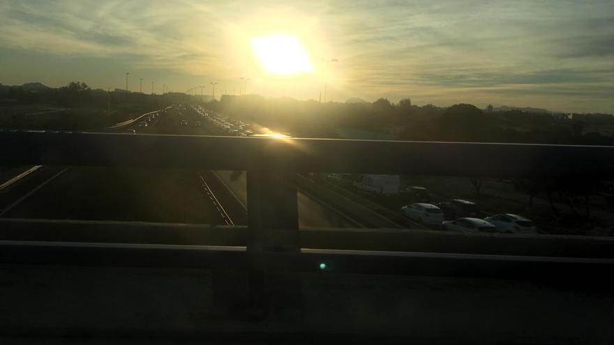 Cientos de coches retenidos tras incendiarse un vehículo en el túnel de Sant Joan