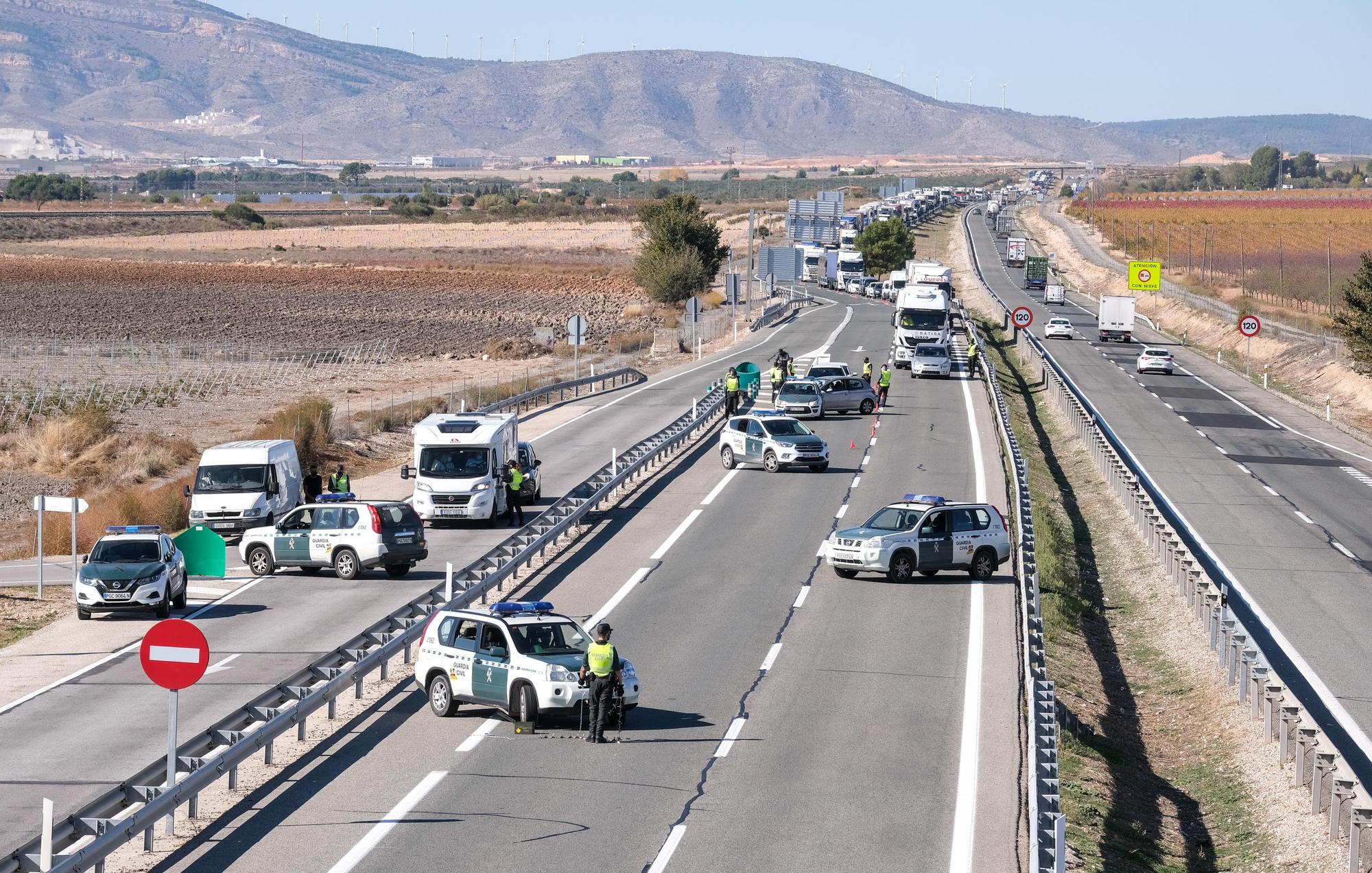 Controles en la autovía tras el cierre perimetral de la Comunidad Valenciana