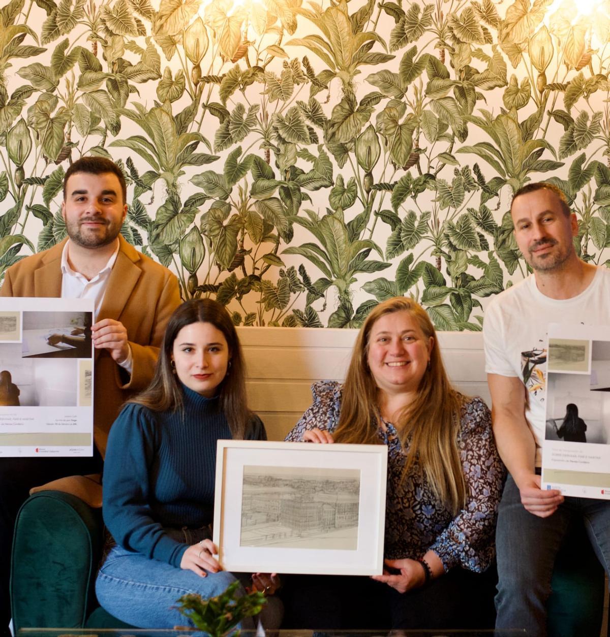 Daniel Chapela (primeiro pola esquerda) e Nerea Cordeiro (segunda pola esquerda) na inuaguración dunha exposición en Bueu.