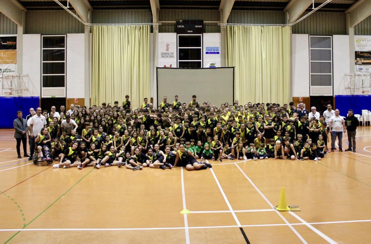 El Pavelló Municipal Carlos Pellicer acogió el pasado domingo día 27 la presentación de los equipos del Club Bàsquet Tavernes, con la participación de sus jugadores/as, entrenadores/as, directiva, familiares, amigos y simpatizantes del club.