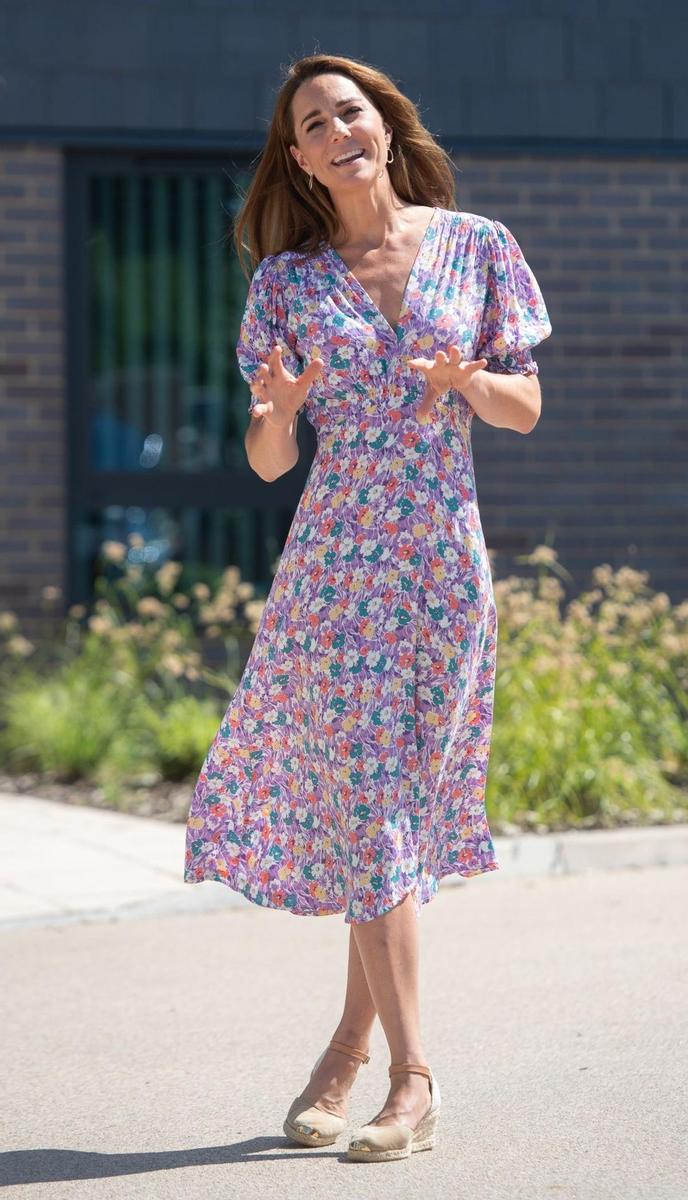 Kate Middleton con vestido estampado y alpargatas