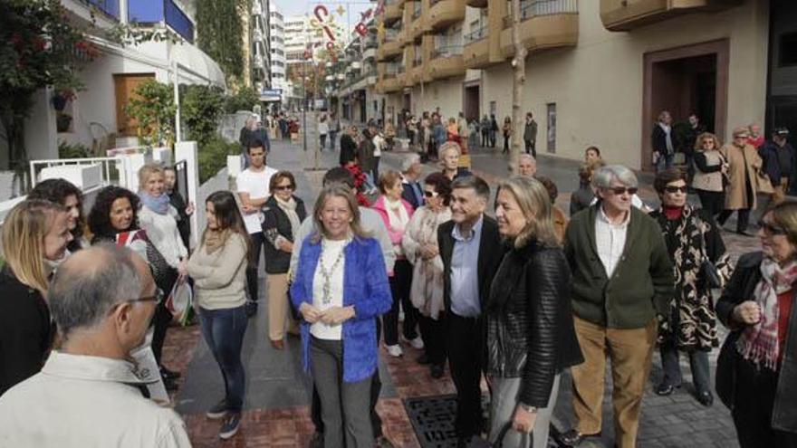 Ángeles Muñoz, con algunos vecinos de Notario Luis Oliver.
