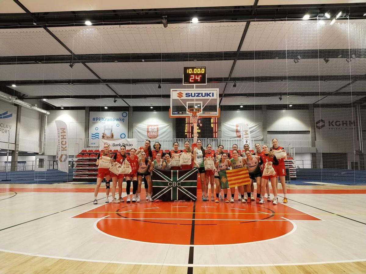 Imagen de los dos equipos, en Polonia.