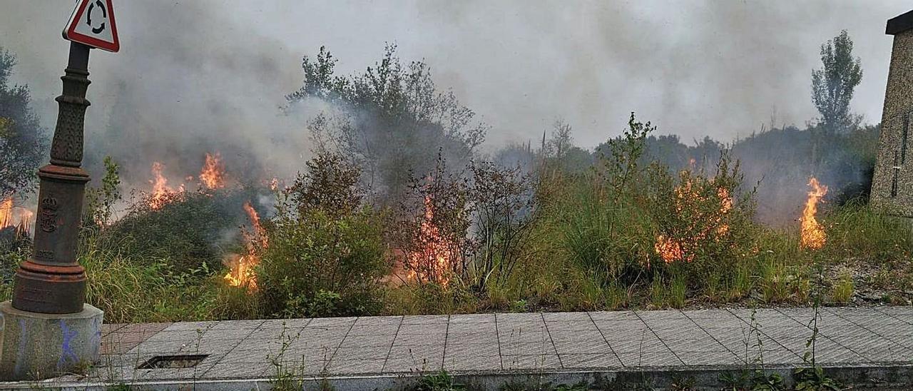 La parcela que se incendió ayer en La Manjoya. | E. P.