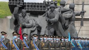 Soldados ucranianos celebran el Día de la Victoria en Kiev