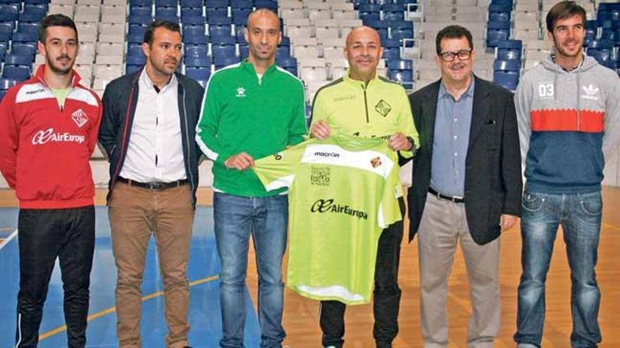 Joselito, Tirado, Vadillo, Juanito, Miquel Jaume y Barrón, posan ayer sobre el parquet del Palau de Son Moix.