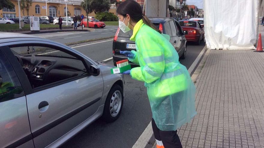 Atasco en el puesto de recogida de muestras para el cribado de COVID en Riazor. / Víctor Echave