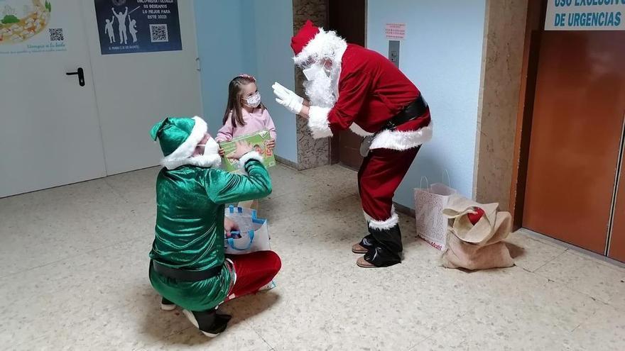 Papá Noel visita a los niños del hospital Materno Infantil de Badajoz - El  Periódico Extremadura