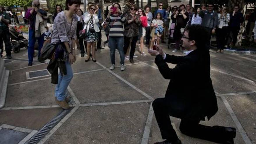 Juanma Valero pidiéndole matrimonio a su novia, Miriam Pastor, en plena Glorieta.