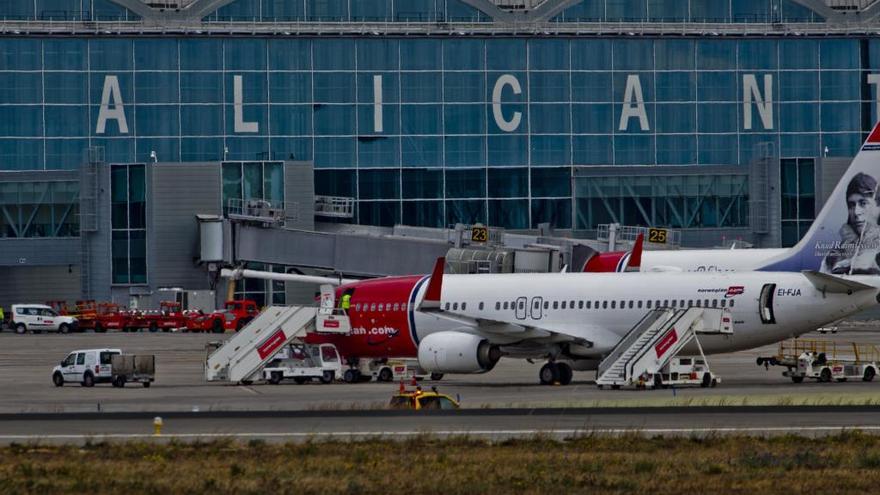 Un avión de la compañía noruega en la plataforma del aeropuerto