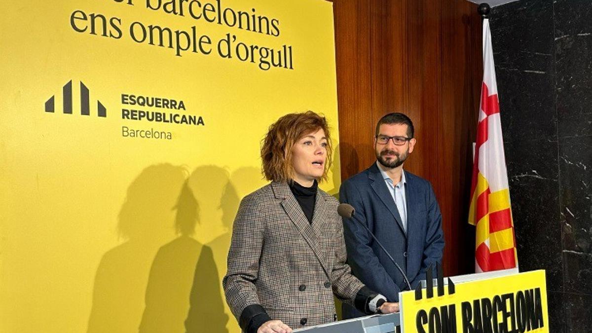 La portavoz de ERC en el Ayuntamiento de Barcelona, Elisenda Alamany, y el portavoz adjunto, Jordi Castellana, en una rueda de prensa este lunes.