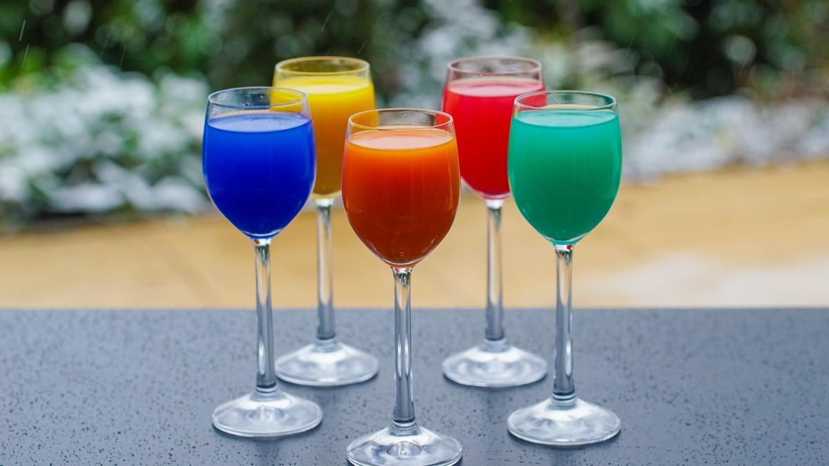 Los vasos de colores darán un toque diferente a tu mesa