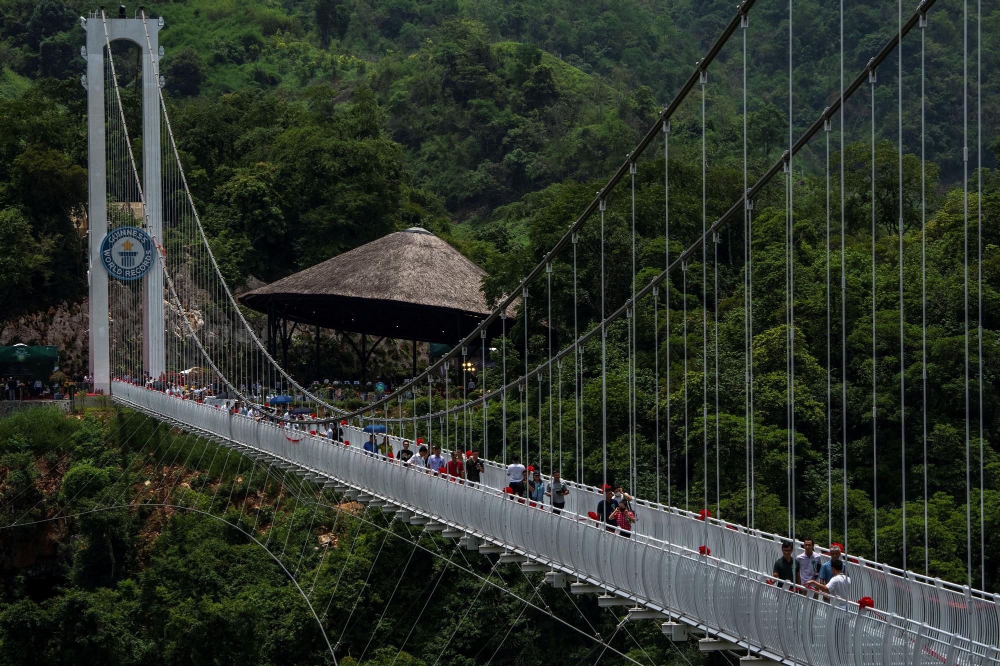 Así es el Dragón Blanco, el puente de cristal más largo del mundo