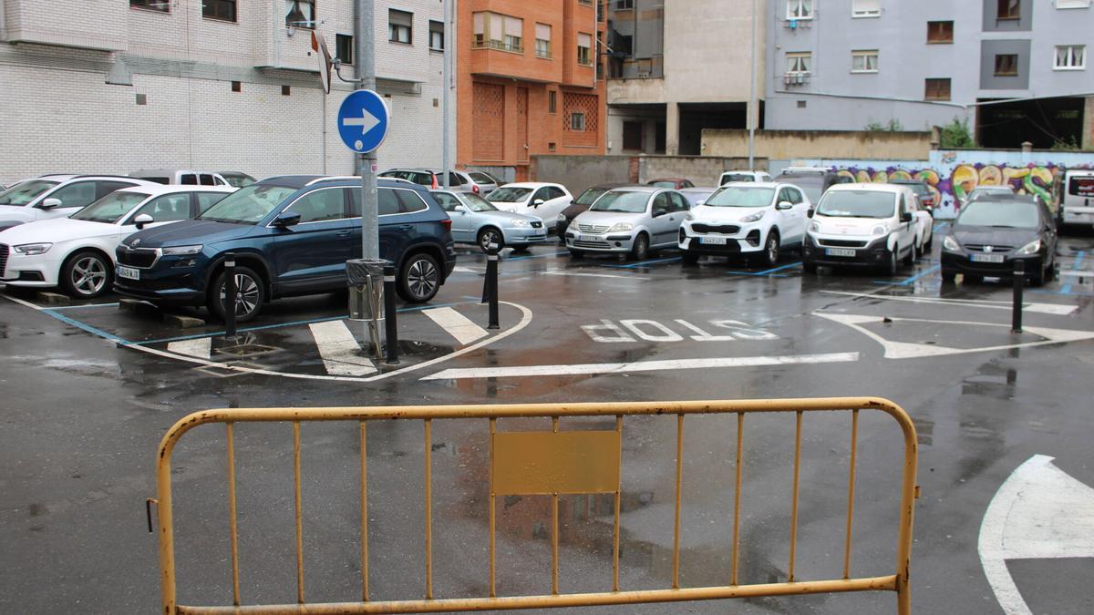 La salida del parking del Sinagua, vallada.