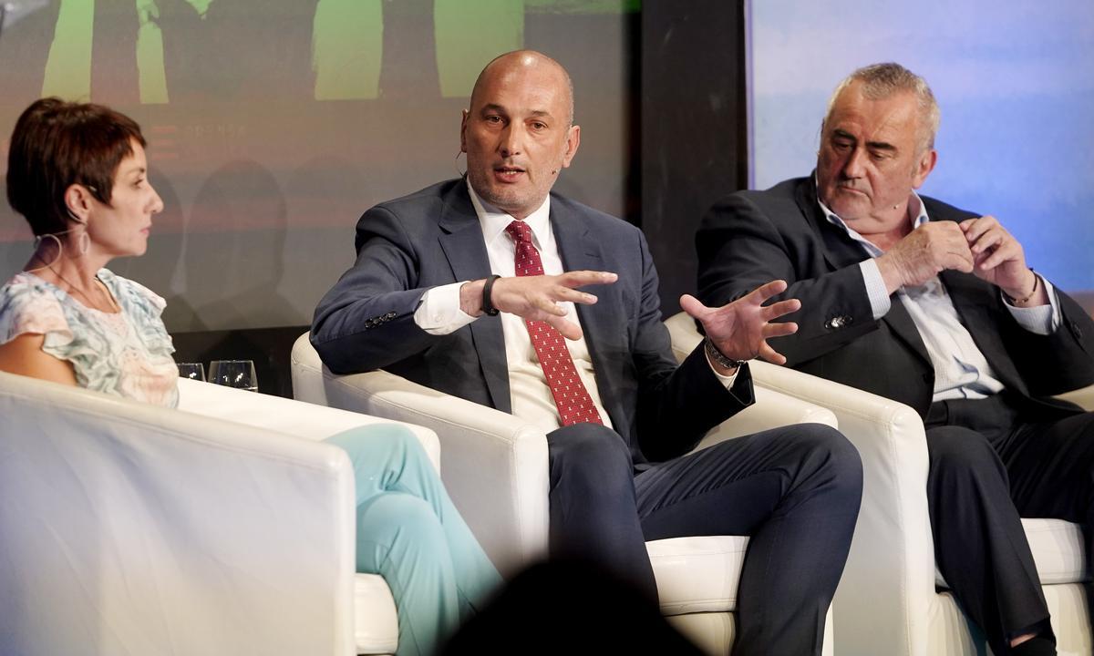 Pedro José García Rex interviene en la segunda mesa de debate, rodeado por Onalia Bueno y Fernando Fraile.