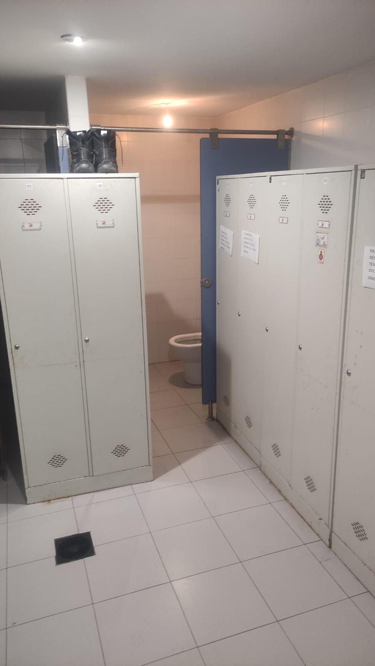 Una parte de la zona de vestuarios donde se encuentra el único wc.
