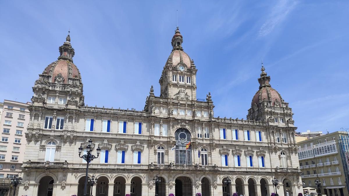 Palacio de María Pita engalanado con los colores azul y blanco