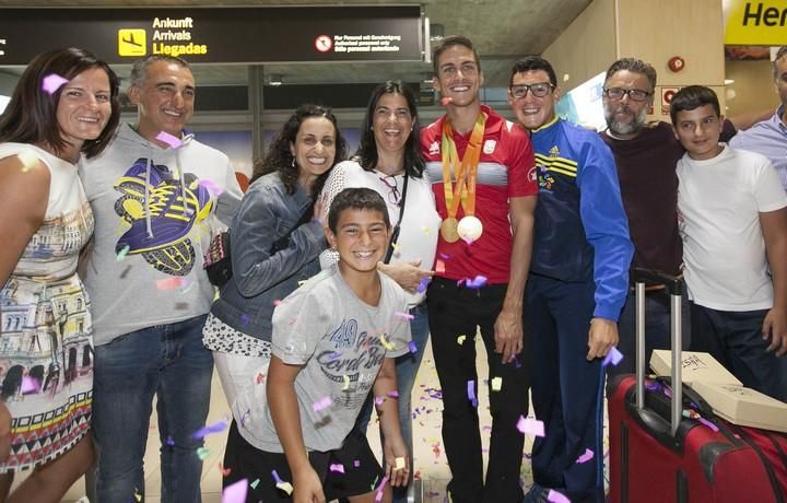 26/09/2016.DEPORTES.Llegada de Israel Oliver, nadador ciego, doble oro en los juegos paralimpicos Rio..Aeropuerto Los Rodeos