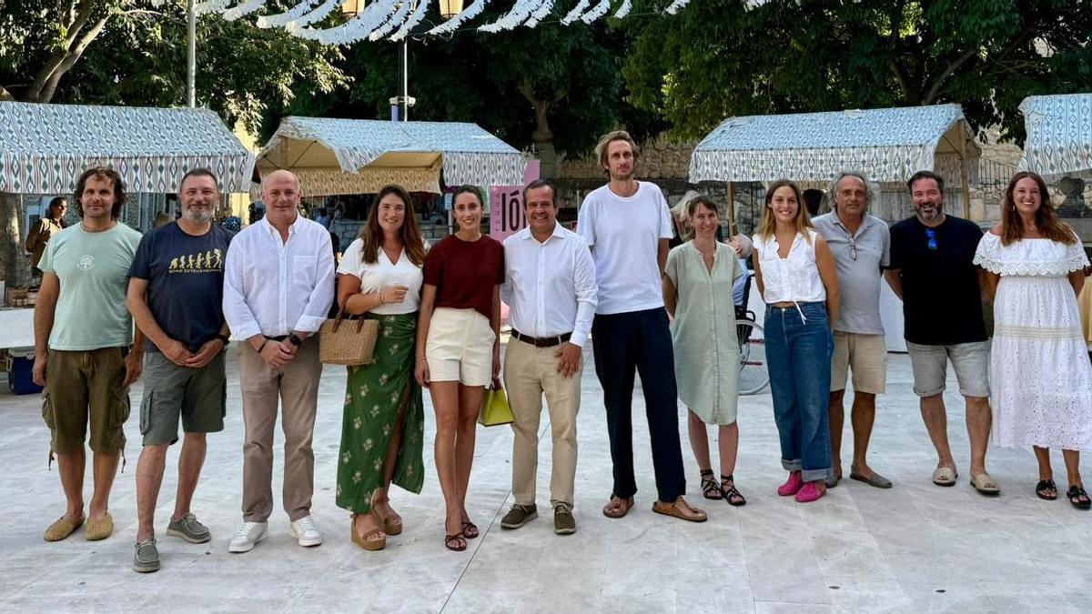Autoridades y productores en la primera GastroSerra celebrada en Mancor de la Vall.