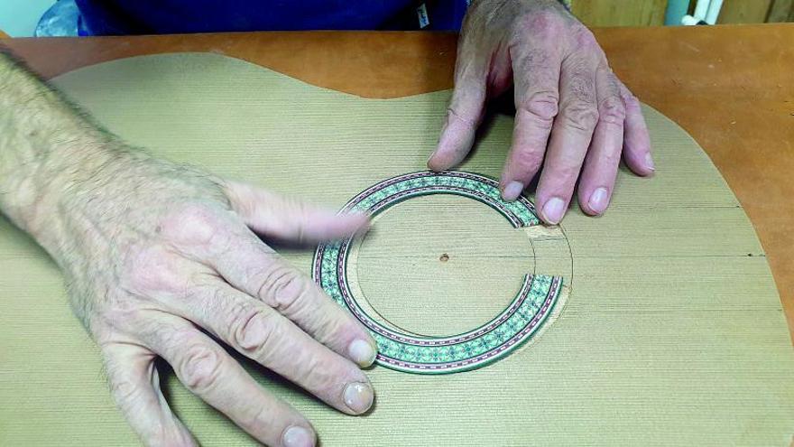 Fabricación de una guitarra en un taller de Córdoba.