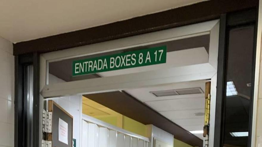 Una de las puertas de acceso a los boxes de Urgencias del Morales.