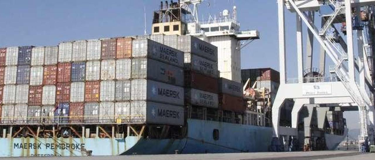 Uno de los mercantes de Maersk en los muelles del Puerto de Marín.