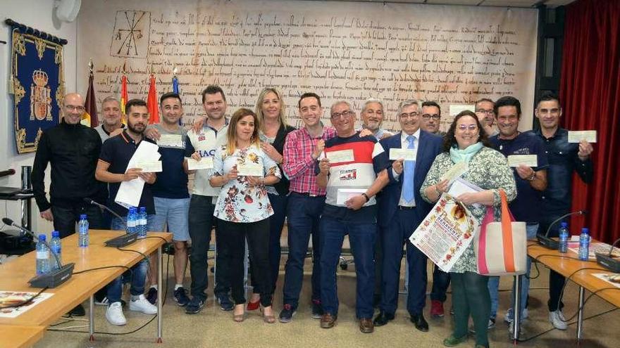 Representantes de las peñas y del Ayuntamiento en la entrega de los cheques.