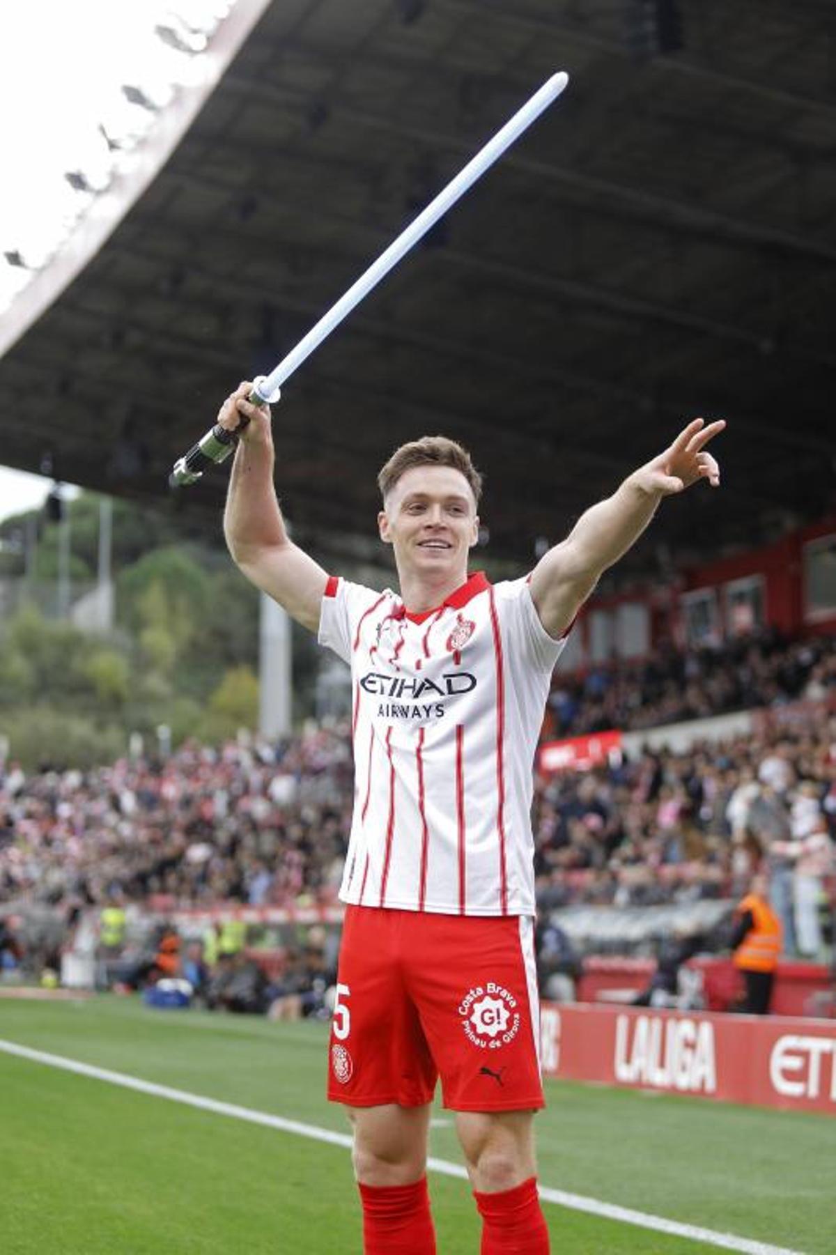 Tsygankov celebrant un gol contra l'Alabès a Montilivi amb una espasa làser