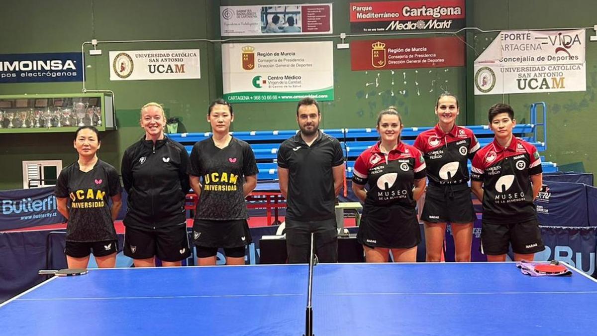 Las jugadoras del Priego, a la derecha, antes de empezar el duelo ante el UCAM Murcia.