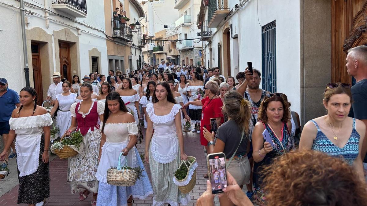 La tradicional "Entrà de la murta", el perfume de la fiesta