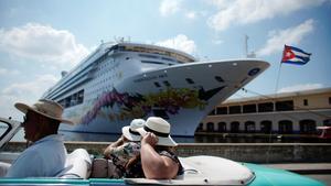 Un crucero noruego llega a La Habana, Cuba.