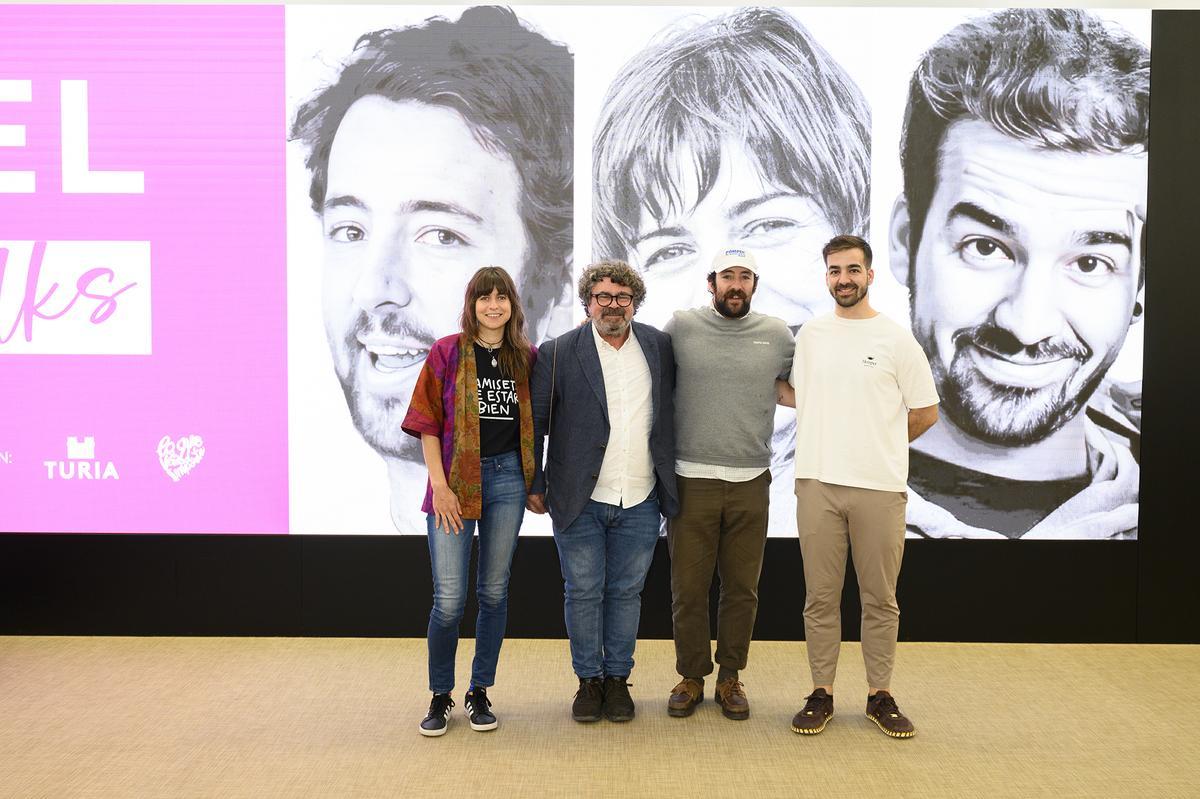 Los tres protagonistas de la jornada organizada por el CEU posan junto al profesor Pepe Martínez.