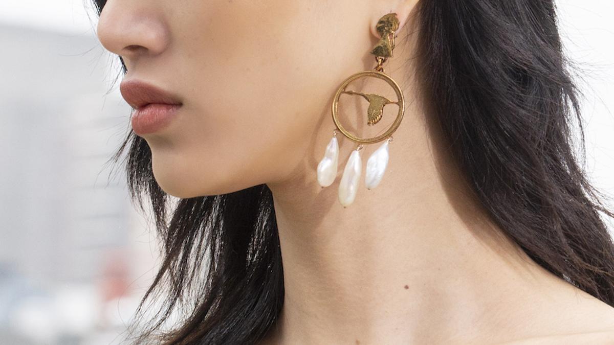 Pendientes con perlas en el desfile primavera-verano 2019 de Oscar de la Renta