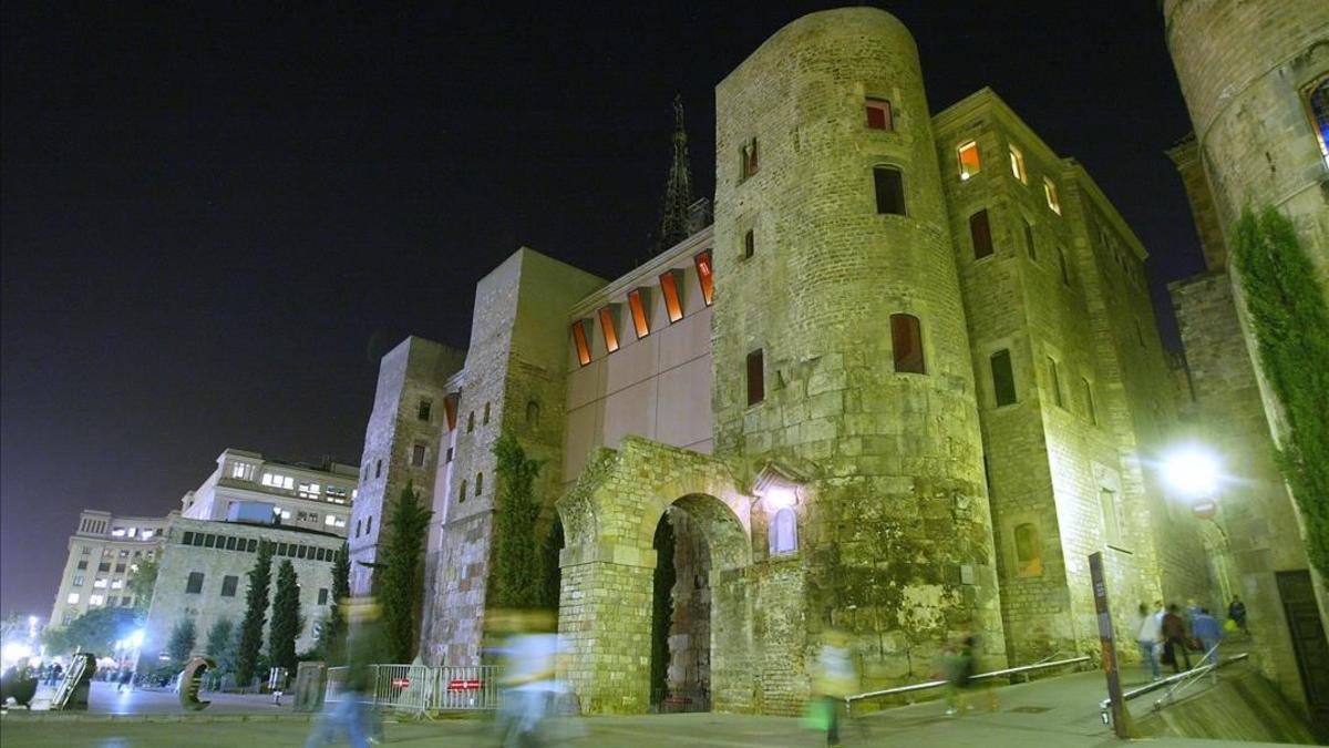 muralla romana en la plaza Nova