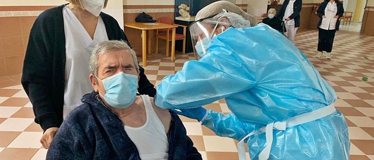 Vacunación en una residencias de mayores española. | // FDV