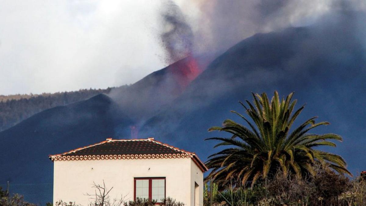 El volcà continua expulsant lava. | EFE