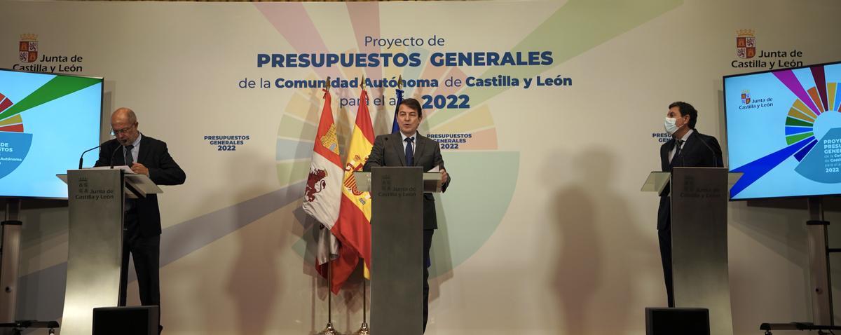 El presidente de la Junta, Alfonso Fernández Mañueco, acompañado por el vicepresidente, portavoz y consejero de Transparencia, Francisco Igea, y por el consejero de Economía y Hacienda, Carlos Fernández Carriedo, presenta el proyecto de Ley de Presupuestos.