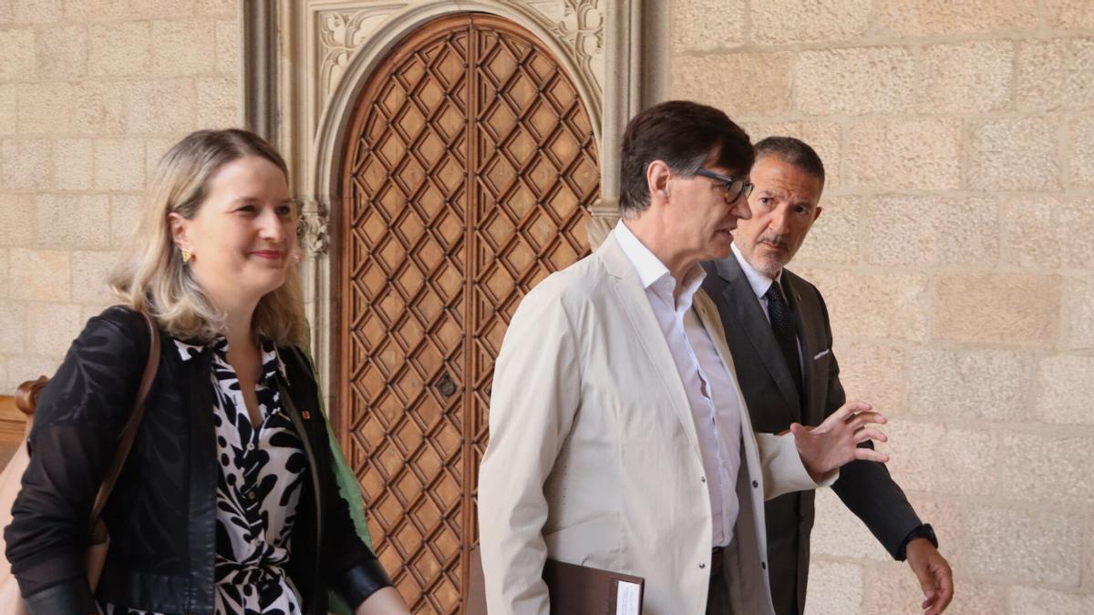 La consellera de Drets Socials, Mònica Martínez Bravo; el president de la Generalitat, Salvador Illa; y el conseller de Justícia i Qualitat Democràtica, Ramon Espadaler; a su llegada al acto de este miércolees