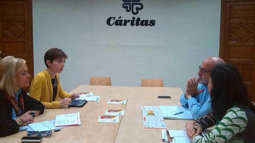 Por la izquierda, Mercedes Fernández, Emma Ramos, Ignacio Alonso y Mari Luz Baeza, secretaria general de Cáritas, ayer, en la sede de la institución.