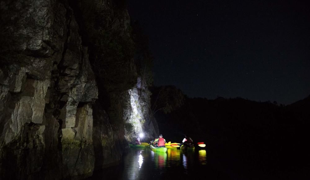 Recorrido fluvial nocturno en el Occidente surcando las aguas del río Navia y el Polea