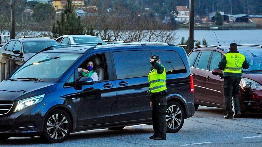 La Guardia Civil realiza un control perimetral en Catoira | I. ABELLA