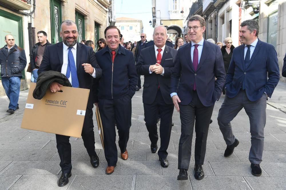 Al acto han asistido, entre otros, el presidente de la Xunta Alberto Núñez Feijóo, el delegado del Gobierno en Galicia, Javier Losada, y el presidente de la Diputación, Valentín González Formoso.