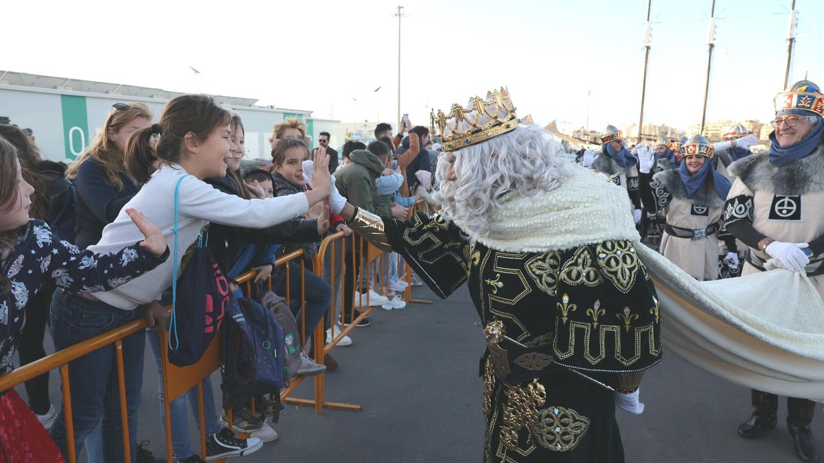 Reyes Magos se acercaron a saludar a los niños antes de montar en sus carrozas