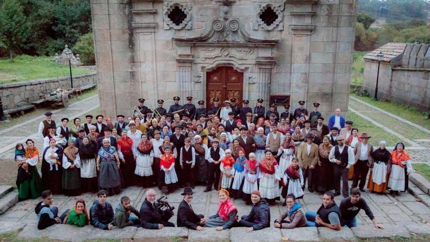 Los actores y extras que participaron en la grabación, en el atrio de Darbo.//Borja Brun