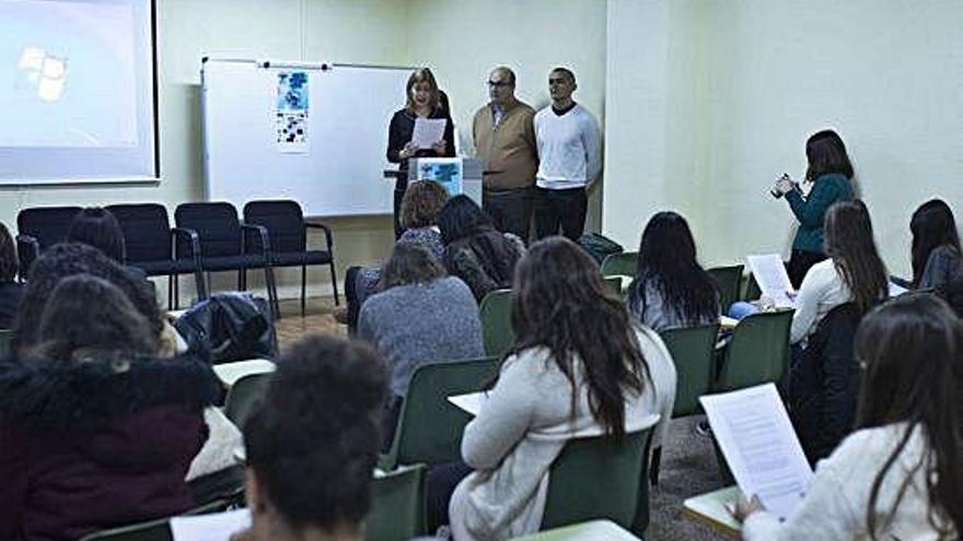 Clara San Damián, junto a Fernando Prada y Ceferino Francisco, durante su participación.