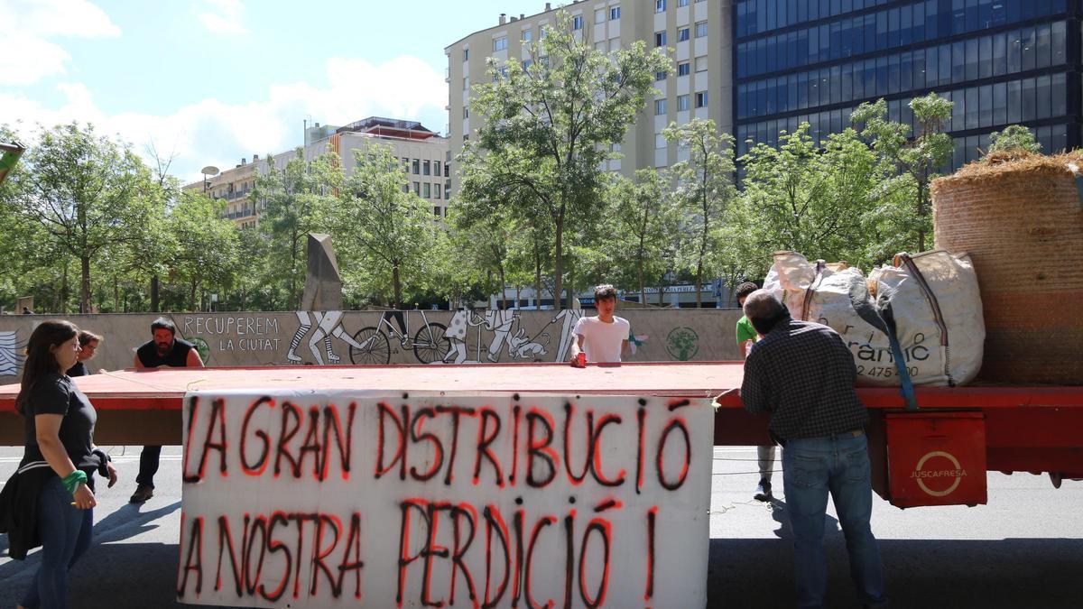 Una pancarta quye han col·locat els pagesos davant de la Subdelegació.